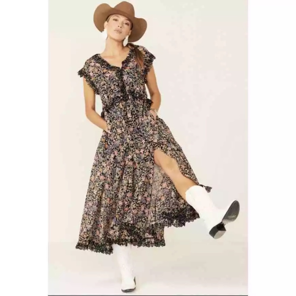 FREE PEOPLE 'Milania' Floral Maxi Dress
Dark Combo -X-SMALL RRP$168 oversized